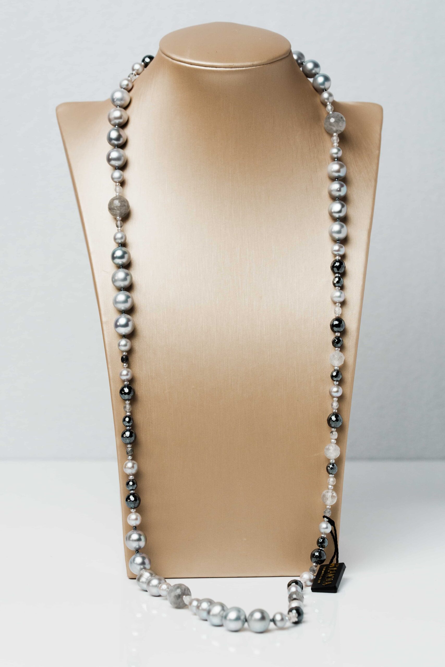 Collana Ilenia grigia corta